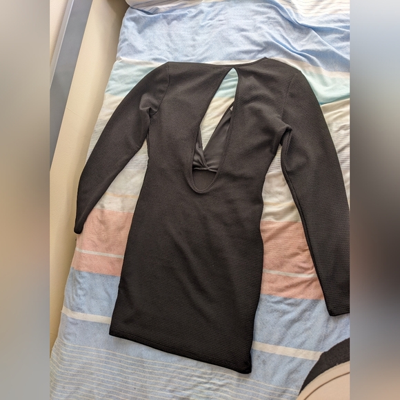 Black Plunge V-Neck Long Sleeve Dress with Large Key Hole Open Back - Picture 3 of 10